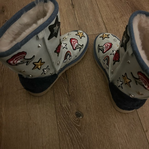 Short Ugg boots size 7 with patches - Picture 6 of 6